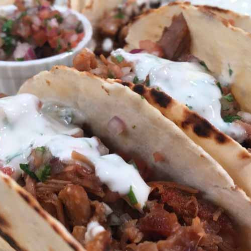 Tacos de bondiola marinada con salsa fresca y pico de gallo