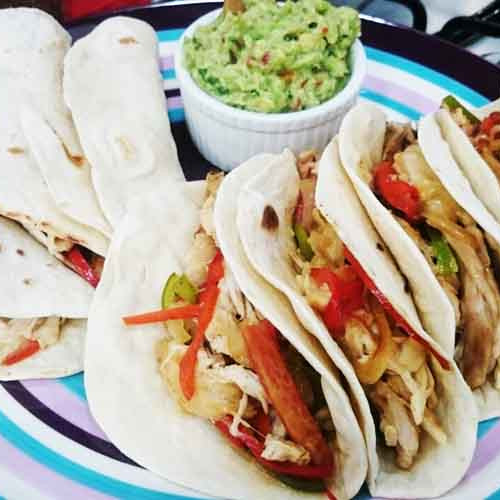 Tacos de pollo con salsa de queso picante