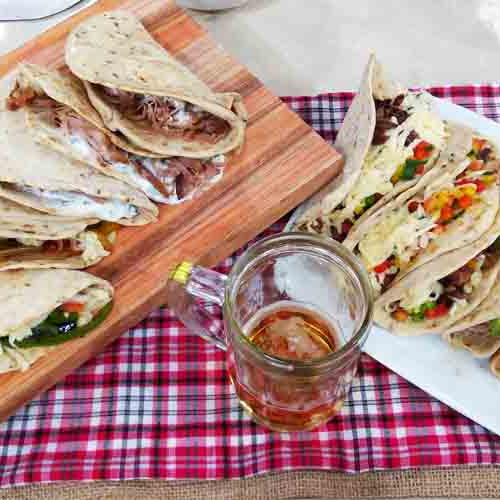 Tacos saborizados de entraña, pollo y bondiola a la criolla, mexicana y griega