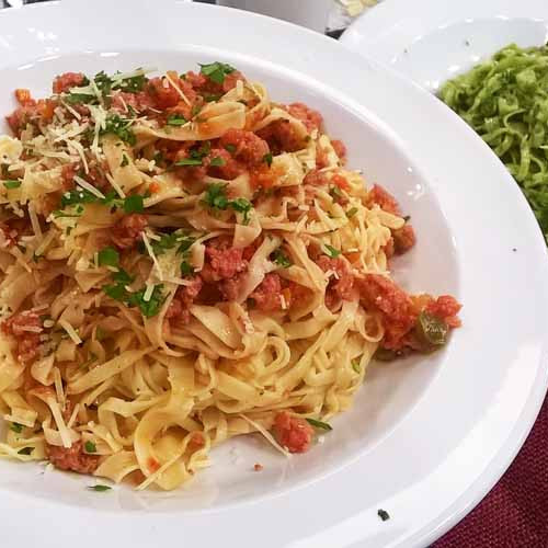 Tallarines al huevo con bolognesa y pesto argentino