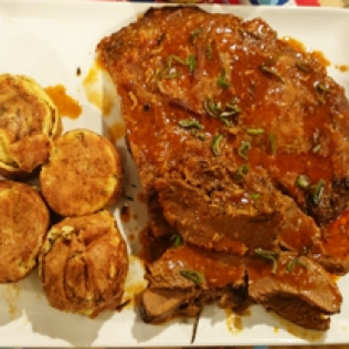 Tapa de asado al horno con budín de papa, queso y panceta