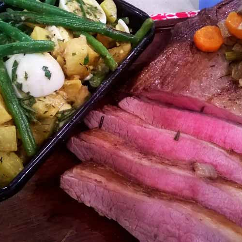 Tapa de asado braseada con ensalada de papa, huevo y chaucha