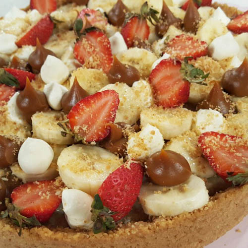 Tarta crocante de banana, coco, frutillas y dulce de leche