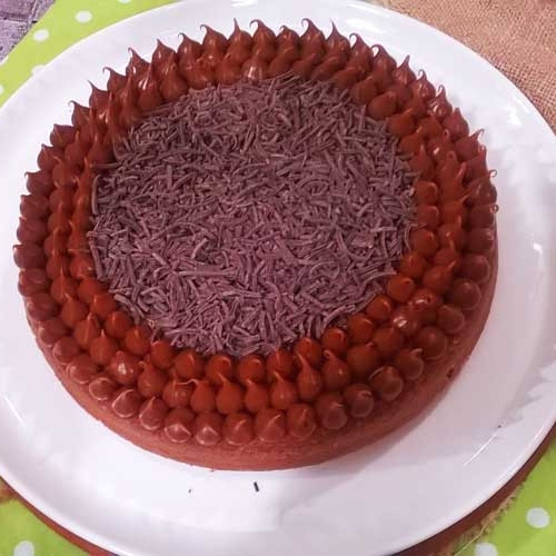 Tarta de coco cubierta con dulce de leche y pelos de chocolate