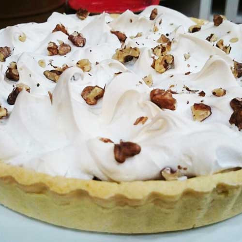 Tarta de dulce de leche y nuez cubierta de merengue en masa quebrada