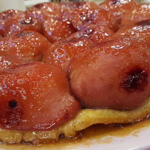 Tarta de membrillos al vino tinto en sartén