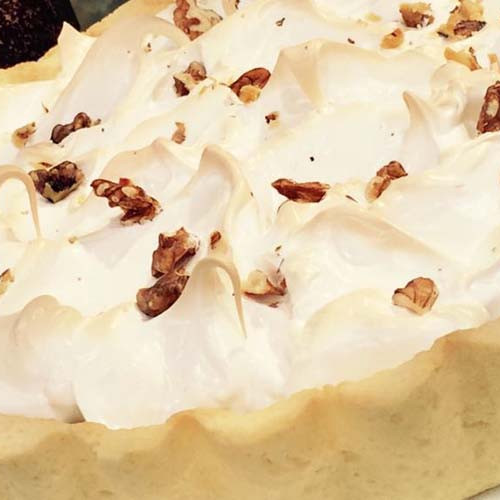 Tarta de merengue, dulce de leche, nueces y chocolate