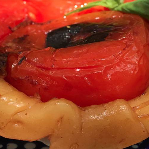 Tarta de tomates invertida rellena de quesos y hierbas