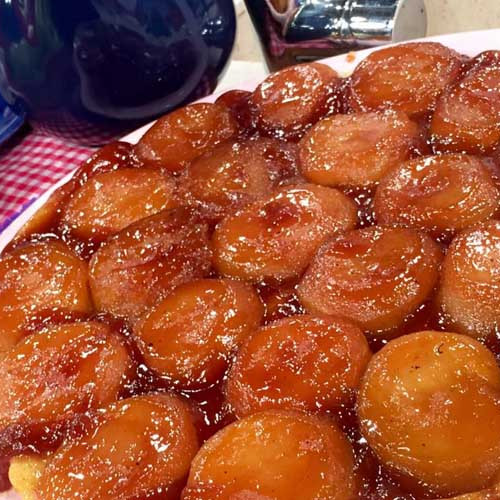 Tarta invertida de manzanas caramelizadas en masa crocante