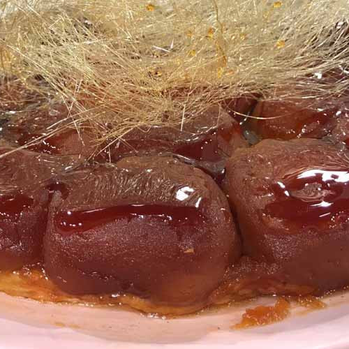 Tarta invertida de manzanas con peluca de caramelo