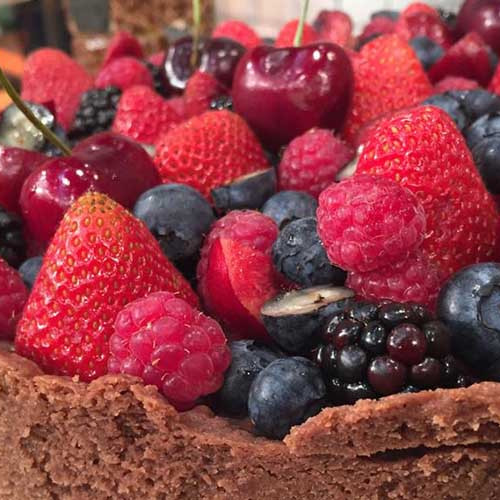 Tarta morocha con frutos rojos