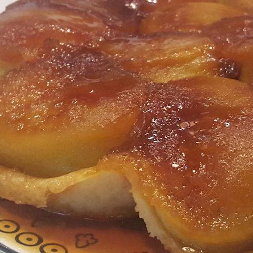 Tarta tatín de manzanas en salsa de caramelo