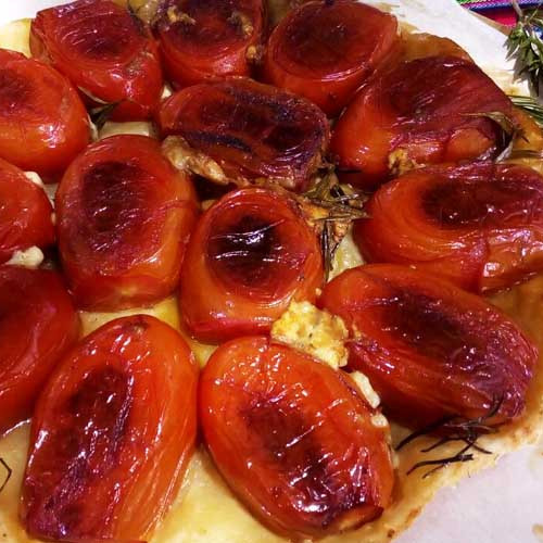 Tarta tatín de tomates rellenos