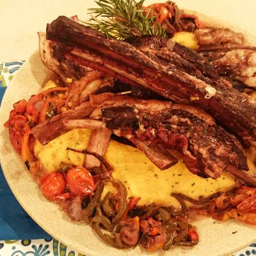 Tira de asado al vino tinto al disco con polenta al queso