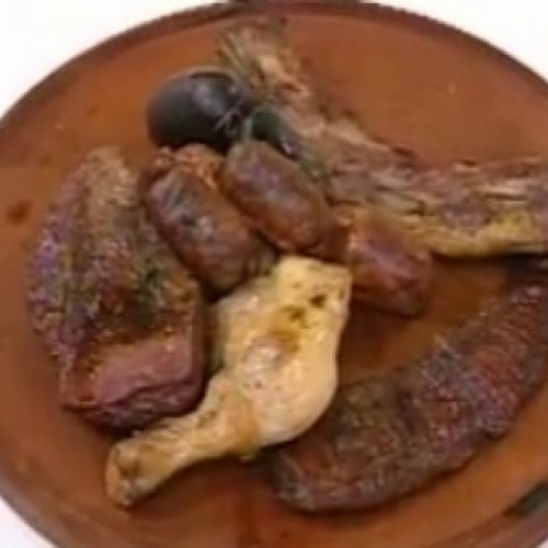 Tira de asado breseada con salsa criolla