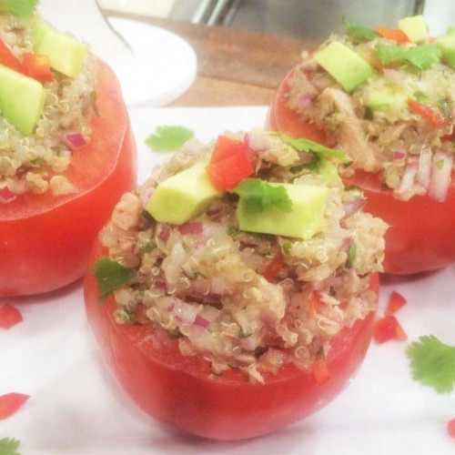 Tomates rellenos de ensalada de quínua