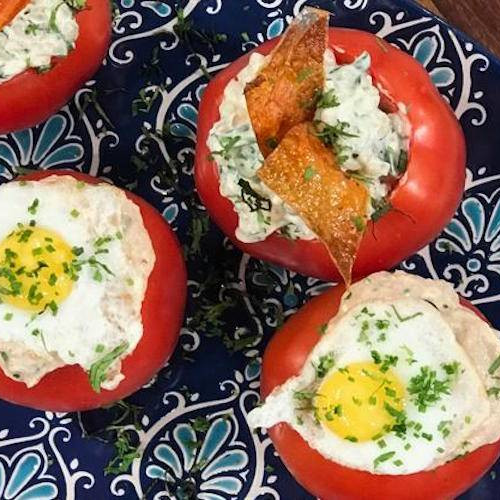 Tomates rellenos navideños