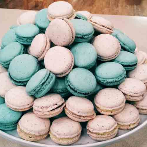 Torre de macarons rellenos de chocolate blanco