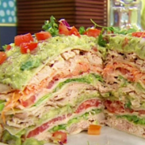 Torre de panqueques de pollo y guacamole