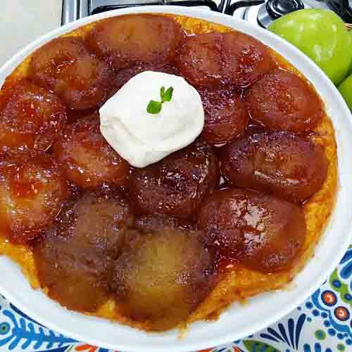 Torta acaramelada de manzanas en sartén