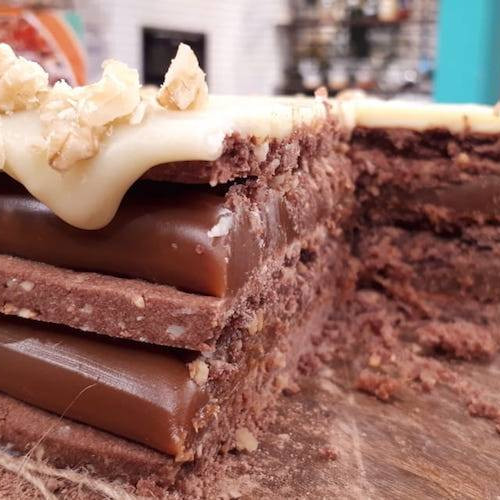 Torta alfajor de dulce de leche y chocolate blanco