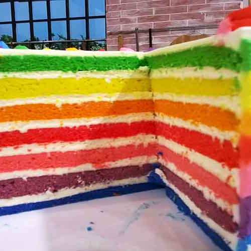 Torta arco iris rellena con crema de limón