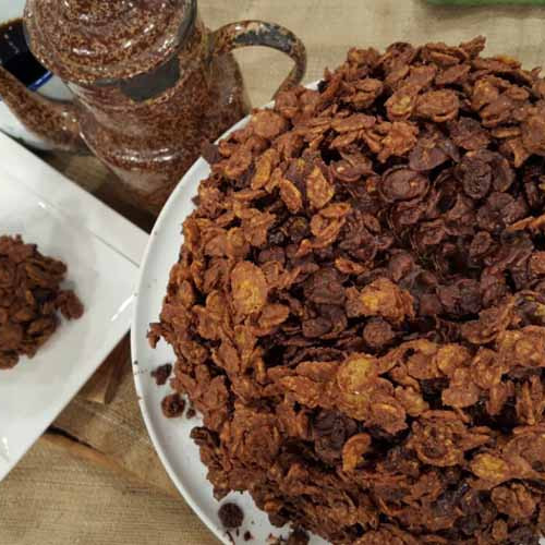 Torta bomba de merengue de almendras con cereales bañados