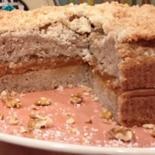 Torta de banana con costra de coco y relleno de dulce de leche