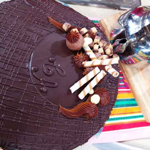 Torta de chocolate con mousse de dulce de leche, turrón de manteca de maní y bocaditos de avellana