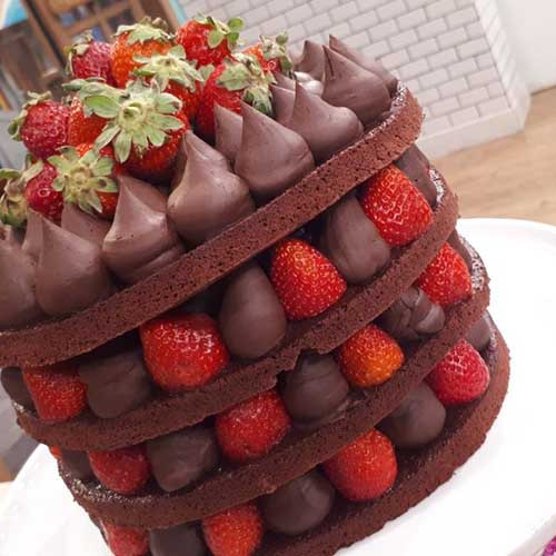 Torta de chocolate y frutillas