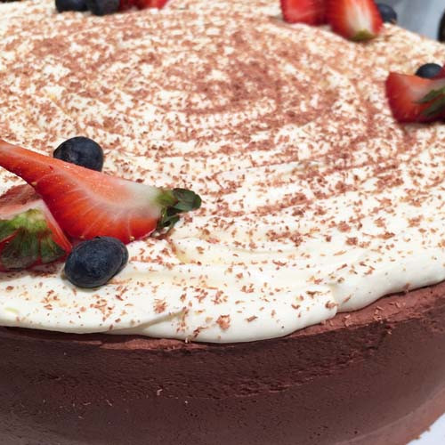 Torta de chocolate y frutos rojos