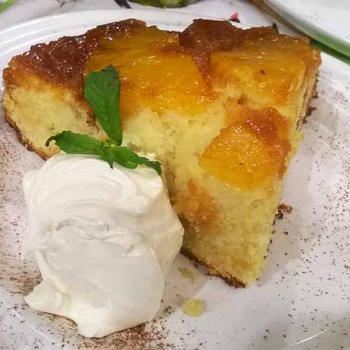 Torta de coco con ananá y piña acaramelados con helado