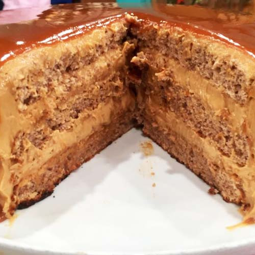 Torta de dulce de leche y nuez cubierta con dulce de leche