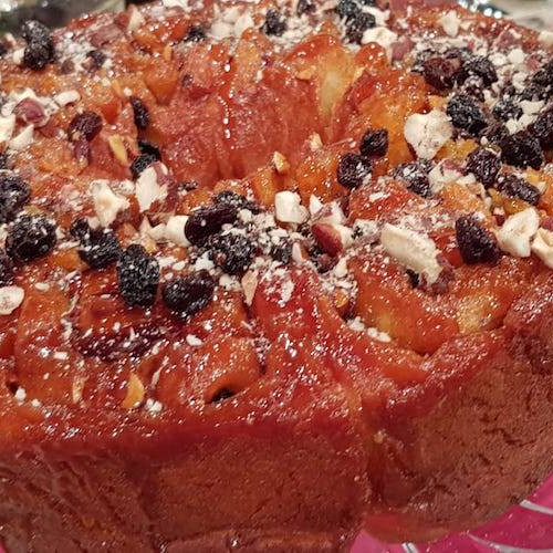 Torta de los 80 golpes acaramelada con nueces y pasas de uva