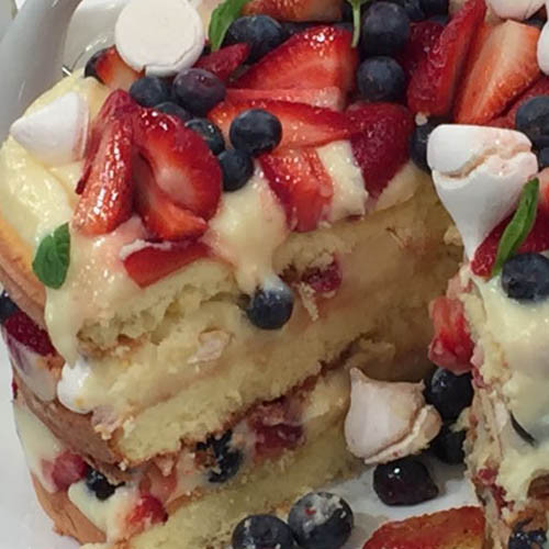 Torta de naranja y limón con frutos rojos