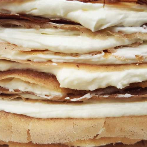 Torta de panqueques de chocolate con crema chantilly