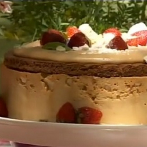 Torta helada de dulce de leche y frutillas