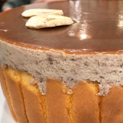 Torta mousse de banana bañada en dulce de leche