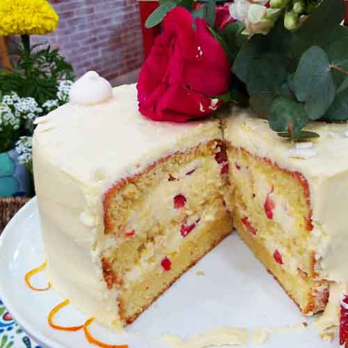 Torta primaveral de chocolate blanco y frutillas