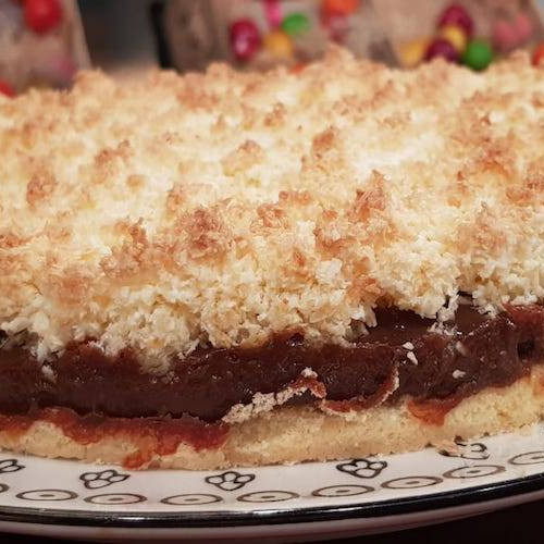 Torta rellena de dulce de leche con cubierta de crumble de coco