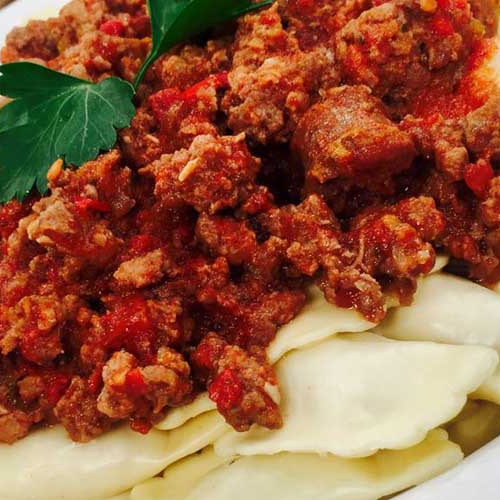 Torteletti de jamón y carne con bolognesa de roast beef