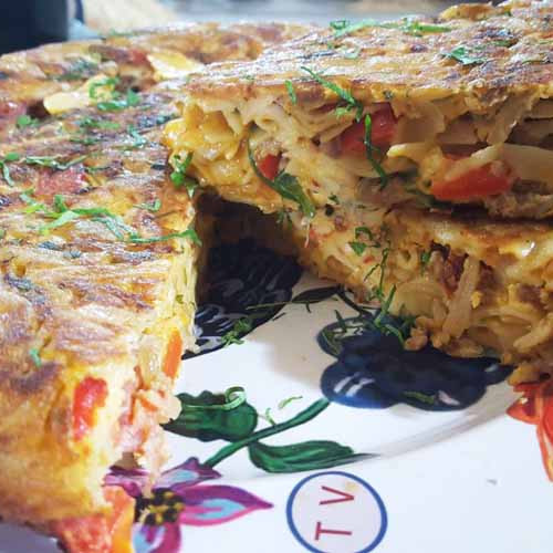 Tortilla de fideos y cerdo