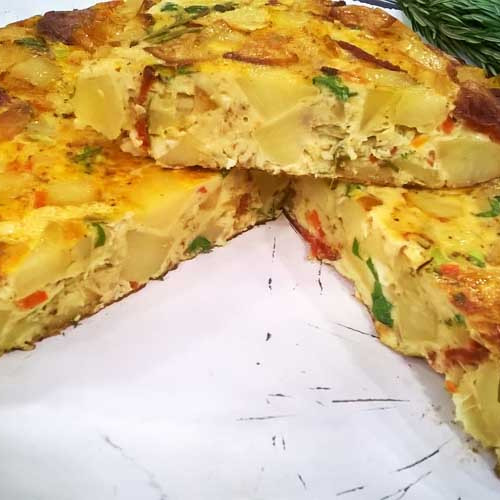 Tortilla de papa, chorizo colorado y vegetales gigante