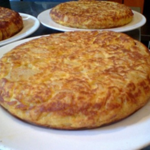 Tortilla de papa, provoleta, roquefort y verdeo