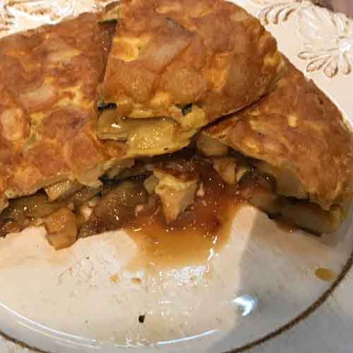 Tortilla de papas rellena de vegetales y mozzarella