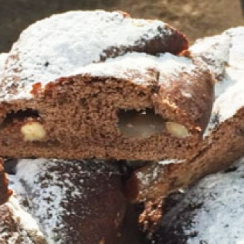 Trenza de chocolate rellena con pasta de maní y nueces