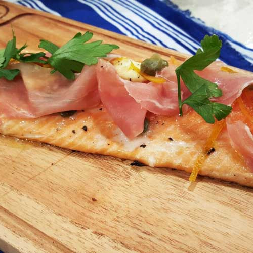 Trucha con jamón crudo a la chapa con puré de batatas