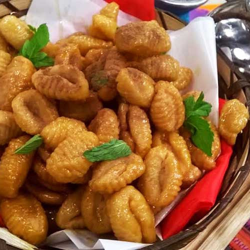 Turdilli, ñoquis fritos de canela bañados en miel