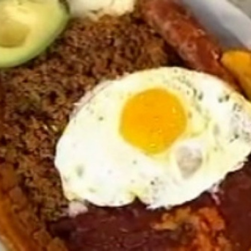 Una delicia colombiana tradicional, bandeja paisa.