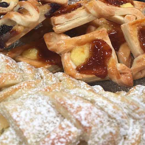 Una masa de hojaldre, mil facturas rellenas con pastelera